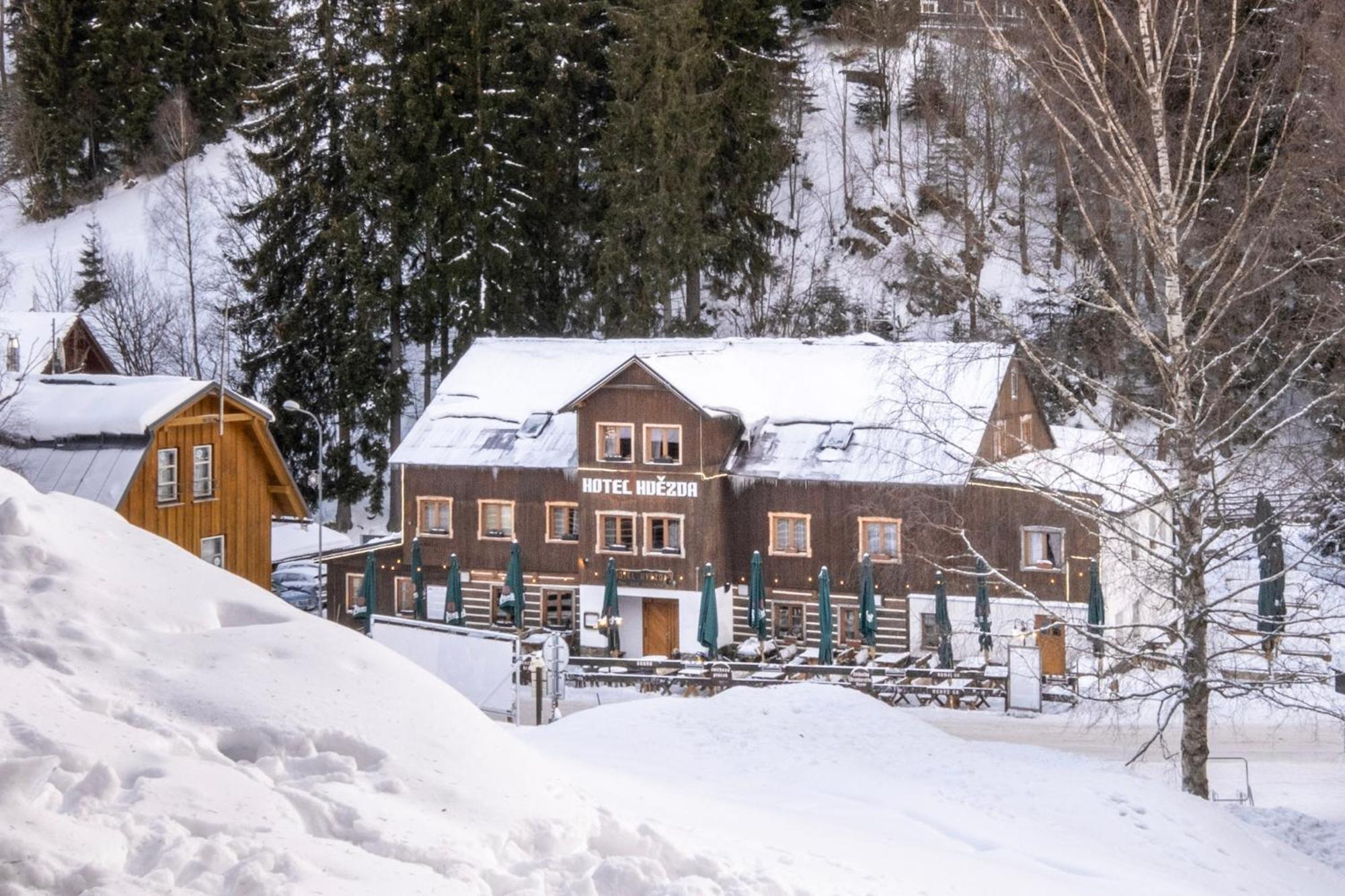 Hotel Hvezda ペツ・ポト・スニェシュコウ エクステリア 写真