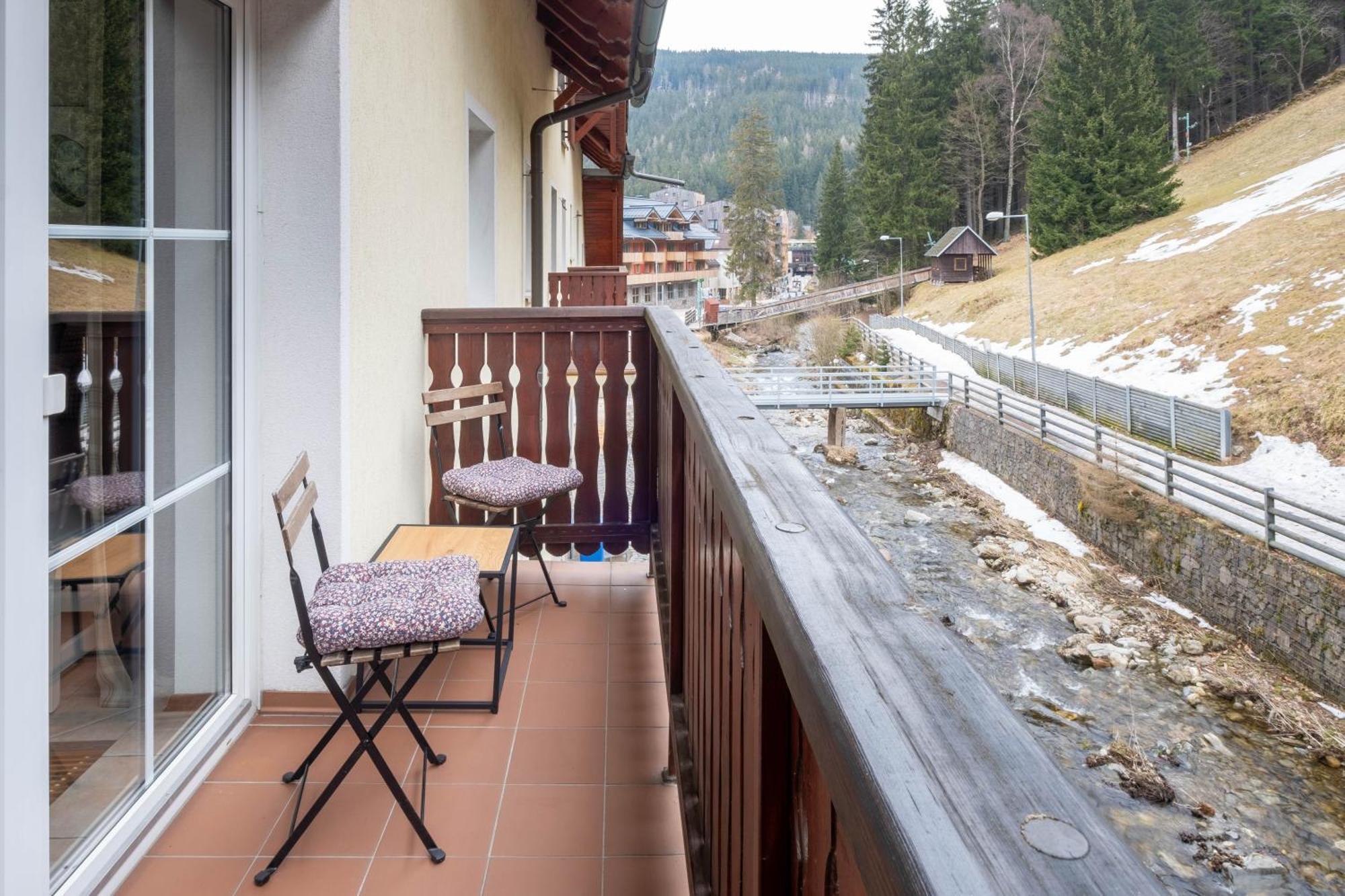 Hotel Hvezda ペツ・ポト・スニェシュコウ エクステリア 写真